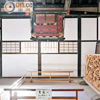 加賀藩主前田家族於戰國時代重修寺院，其尊貴的紅色轎子保留至今。