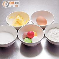 材料（4~5個）<br>無鹽牛油65g、糖60g、自發粉58g、蛋1隻、食用色素1~2滴、糖膏 按公仔分量計算