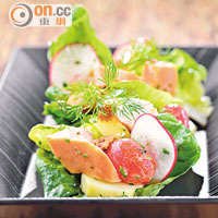 煙三文魚沙律<br>三文魚肥美，油脂甘厚，加新鮮的蔬菜和香草提升味道，是開胃的前菜。