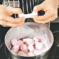 曲奇雪糕三文治做法︰<br>將大粒棉花糖手搣成半後落鑊，加入少許鹽。