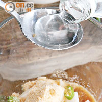 逐層將蘿蔔粒放入玻璃瓶，以5比1的麥芽糖、醋比例來調味，並按口味加鹽和辣椒吊味。