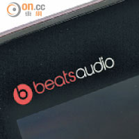 Spectre 13備有雙喇叭輸出，屏幕邊框可見Beats Audio嘜頭。