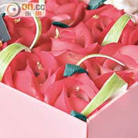 Flower Box Mini Cake $398（b）<br>特別以整盒玫瑰花蛋糕代替鮮花，玫瑰花是像真度高的手造杏仁糖，內有杏仁朱古力作芯，造型細緻。