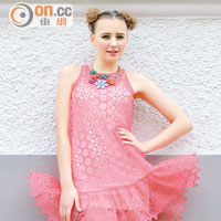 Topshop巨型彩色塑膠花頸鏈 $239（d）、Zayan粉紅色鏤空花紋背心連身裙 $3,600（e）