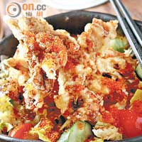 Soft Shell Crab Salad $128<br>炸日本軟殼蟹味道香濃，質感脆薄而不油膩；沙律菜選用青瓜、番茄、水菜、紫椰菜等有機蔬菜製成，自家製沙律醬酸甜開胃。