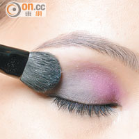 攝人紫調<br>Steps<br>於雙眼皮褶及眼尾約1/3位置掃上Iron色調，塑出眼形輪廓。 