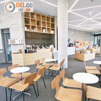 美術館內設有大型咖啡室及精品店，為訪客提供聚腳空間。