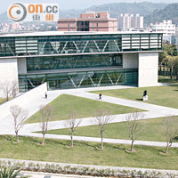 歷時6年打造的亞洲現代美術館，遠看會發現三角設計意念貫穿整個園區。