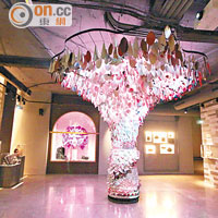 Galería LOEWE中最矚目的，是中央以不同手袋皮料製成的發光樹。