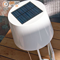 靠太陽能發電的枱燈設計簡約時尚，為Cafe增添Homey感覺。