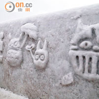 小岩井農場眾多雪雕中，雪迷宮內的卡通人物維為肖維妙！