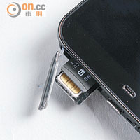 microSD卡及SIM卡要拆蓋先換到，設計一般。