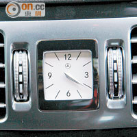中控台加上指針時鐘，已成為豪華房車的標誌。