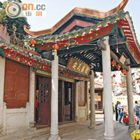 沙梨頭麻子街的土地廟歷史悠久，建於乾隆年間，值得一遊。