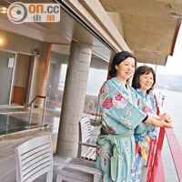 日本唯一一座設於湖上的溫泉泡湯，可享受開揚景致。