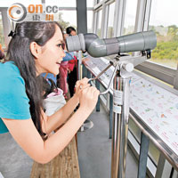 觀鳥屋內設有望遠鏡和鳥類圖鑑，方便大家分辨鳥類。