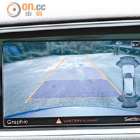 中控台屏幕可顯示音響及車後情況等資訊。