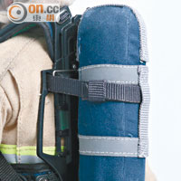 氧氣筒包裹於專用背包內，並附有支架、肩帶及金屬扣等，製作認真。