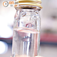 經過蒸餾之後，頂層的油分便是從橙皮中抽取的香味成分，再經儀器分析，便能製成香精。