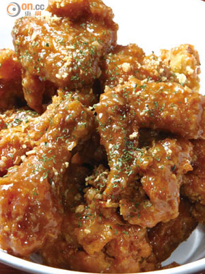 秘製蒜香汁炸雞 $173<br>蒜香汁香味勁濃，惹味又不會太膩，是韓國人的最愛口味！