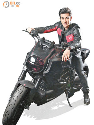 李治廷坐在Ducati Diavel Carbon電單車上，率先示範Fastrider Black Shield手錶，十足黑鐵馬王子一樣。