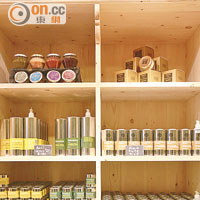 熱賣香料橄欖油的選擇也不少，其中包括檸檬、香草及蒜頭等。