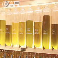 盛着各種特色橄欖油的巨型透明玻璃管子，可自由搭配個人喜歡味道，很有趣。