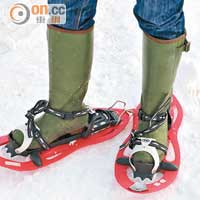 雪鞋可將人的重量分散，避免雙腳陷入雪中。