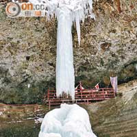 行程會途經乳穗瀑布，30多米的瀑布變成巨大冰柱，十分壯觀。