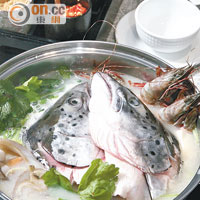 用上原個三文魚頭熬煮，湯底可配清湯、冬蔭功或韓式泡菜等，選擇多多。