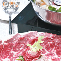 肥牛是火鍋必備配套，店家用上手切牛肉，口感最棒。