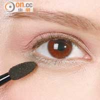 以綠色眼影在下眼線位置掃上一條柔和的眼線。