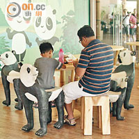 熊貓餐廳無論是牆身或是座椅，都有可愛的熊貓圖案。