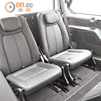 第三排採用獨立座椅設計，乘客可享私人空間。