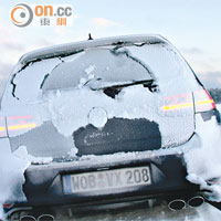 在雪地試車，失控情況時有發生，車輛撞向積雪後不能移動，要等候拯救車前來幫忙，但在短短數分鐘，車身已開始被冰封了。