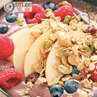 GP Acai Berry Bowl $95（早餐供應）<br>巴西莓是外國時興的Superfood，跟椰子攪拌成乳酪狀，伴以有機蘋果、蕎麥、罌粟籽Granola，開胃得來有嚼勁。 