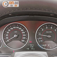 錶板設計與Coupe版相若，行車資訊清晰易讀。