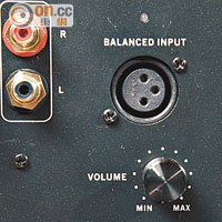 一系列操控掣設於音箱背部，能簡單控制音量、分頻點及相位。