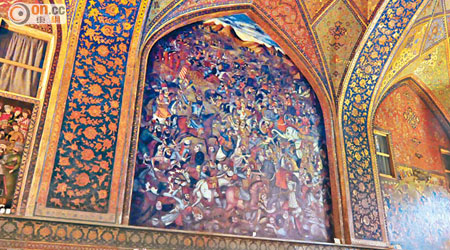 進到內廳，抬頭盡是一幅幅波斯皇室的大壁畫。