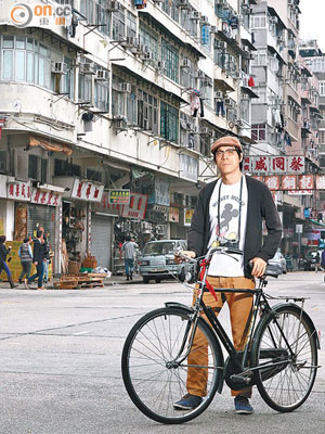 Man為其墨綠色單車繫上紅色絲帶，寓意推廣單車文化猶如一場革命。
