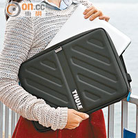 擁有半硬質結構的Gauntlet MacBook Pro保護袋，保護性極強。 售價：$390~$690