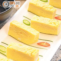 千層蛋糕 $48<br>從蛋壽司取得靈感，將蛋汁加入木魚水、鹽炮製而成，簡單烚一烚便可吃。
