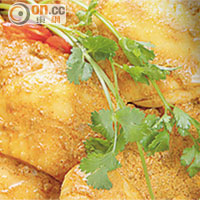 香港咖喱雞 $268<br>選用三黃雞加超過30種香料煮成的咖喱作配，辣中帶甜。