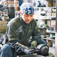 要成為合格的鑄造師最少需要15年，而要做到在鐵壺上留名，則需要40年。
