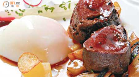 Venison With Slow Cook Egg（套餐菜式）（c）<br>Nordic Express（$988）套餐內供應菜式之一，雞蛋在63℃低溫下慢煮50分鐘，蛋黃張力強，入口濃稠，配紅酒汁煮過的鹿肉，色香味俱全。