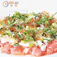 Salmon Tartar $148（a）<br>大膽反傳統，三文魚他他上放了皮蛋粒，入口像魚子般脆卜卜兼彈牙，加上青瓜、酸忌廉、芥辣醬等，層次豐富得很。