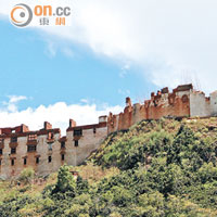 曾經顯赫的Wangdue Phodrang Dzong不敵大火，現正重建中。