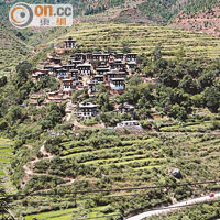 不丹最古老的村落就位於Wangdue Phodrang Dzong對岸，雪白的外牆是近年翻新的成果。