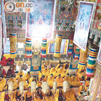 由於有宗教儀式進行，堂內掛滿了佛菩薩的畫卷，僧侶亦排排坐誦經奏樂。