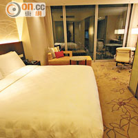 酒店房間布置舒適闊落，而且更設有落地玻璃讓你輕鬆賞景。